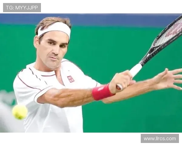 网球传奇费德勒宣布退役后首次亮相赛场 引发全球球迷热议